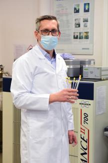 prof. Łukasz Albrecht w laboratorium PŁ