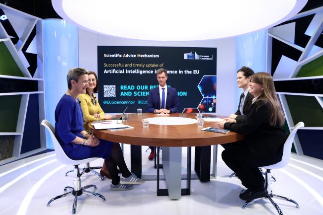 pięcioro ekspertów dyskutujących w studio telewizyjnym przy stole
