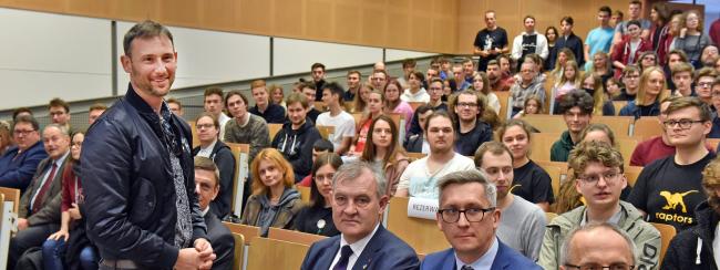 astronauta w sali pełnej studentów PŁ
